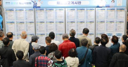 고령화가 쏘아올린 계속고용…재고용vs정년연장