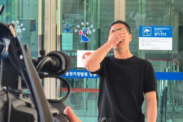 13일 오후 강원 강릉시 난곡동 춘천지법 강릉지원 앞에서 고故 이도현 군 아버지 이상훈씨가 재판을 마친 뒤 오열하고 있다 사진연합뉴스