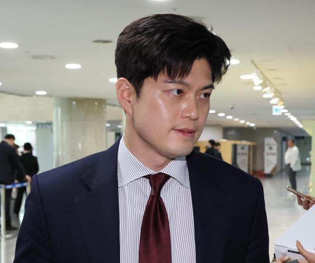 김용태 국민의힘 비상대책위원장 지명자가 13일 서울 여의도 국회 의원회관에서 열린 한국-호주-베트남 석탄재 핵심 광물화 사업 간담회에 참석하기 위해 이동하고 있다 사진연합뉴스
