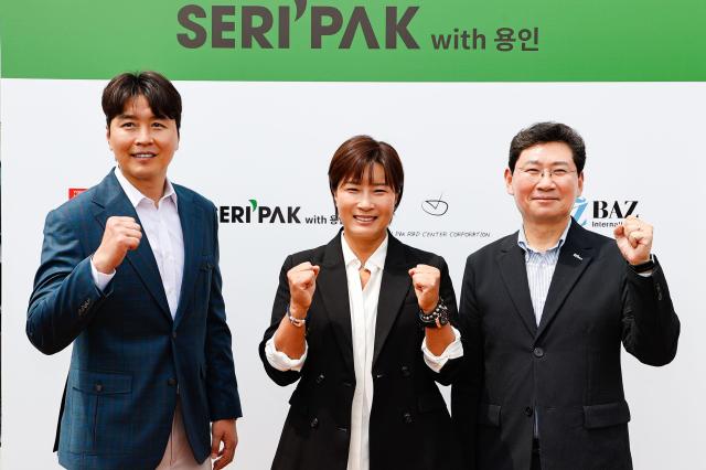 이동국 전 국가대표왼쪽와 박세리 전 감독사진용인시