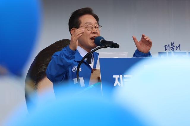 이재명 더불어민주당 대선 후보가 보수의 텃밭으로 불리는 대구·경북TK 지역 유세에 나선 13일 경북 포항시청 광장에서 시민들에게 지지를 호소하고 있다 사진연합뉴스