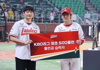 [포토] 500홈런 공 습득한 팬과 기념 촬영하는 최정