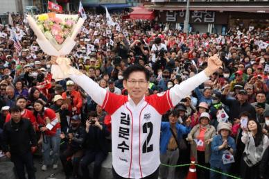 [포토] 부산 자갈치 시장에서 유세하는 김문수 후보