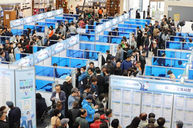 인천 남동구 인천시청 중앙홀에서 열린 2025 중장년 채용박람회가 구직자들로 붐비고 있다 사진연합뉴스