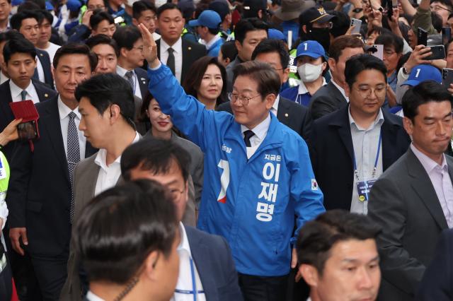 더불어민주당 이재명 대선 후보가 보수의 텃밭으로 불리는 대구·경북TK 지역 유세에 나선 13일 울산광역시 롯데백화점 울산점 광장에서 시민들에게 인사하고 있다사진연합뉴스