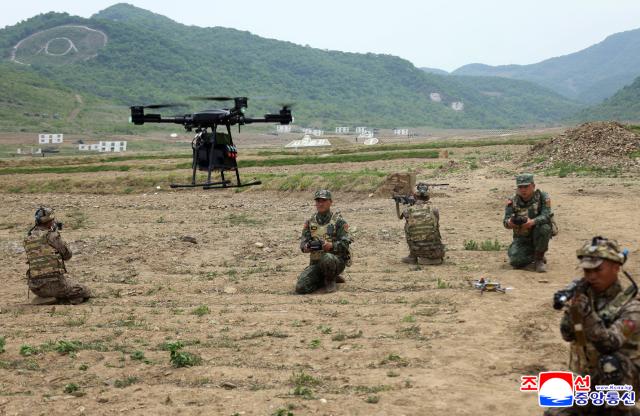 김정은 북한 국무위원장이 지난 13일 인민군 훈련일군간부대회 강습체계 안에서 진행되는 병종별 전술종합훈련을 참관했다고 조선중앙통신이 14일 보도했다 통신은 이날 특수작전 구분대들의 전술종합훈련 전차병 구분대들의 대항 경기 시범화력 협동훈련이 있었다고 전했다 사진연합뉴스