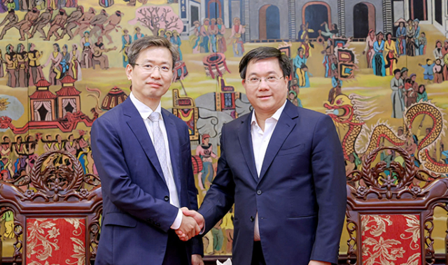문호준 광장 대표 변호사왼쪽이 쩐주이동 베트남 빈푹성 인민위원장과 악수를 하고 있다사진빈푹성 정부 홈페이지 갈무리