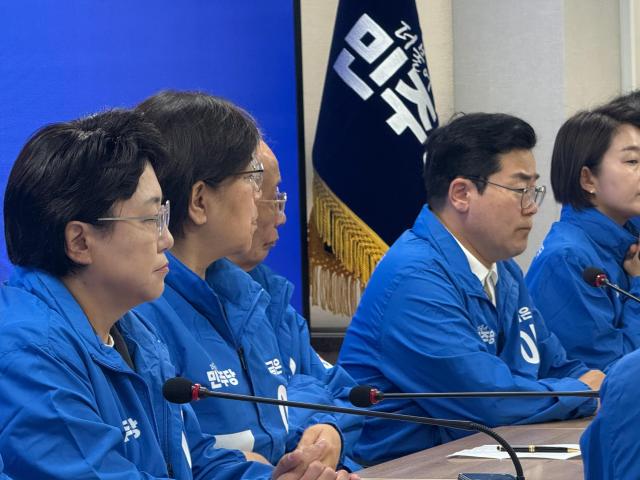 14일 서울 여의도 더불어민주당 중앙당사에서 중앙선거대책위원회 회의가 열리고 있다 왼쪽부터 더불어민주당 공동선거대책위원장을 맡은 김선민 조국혁신당 대표 권한대행 정은경 총괄선대위원장 윤여준 상임총괄선대위원장 공동선대위원장인 김재연 진보당 원내대표 사진송승현 기자