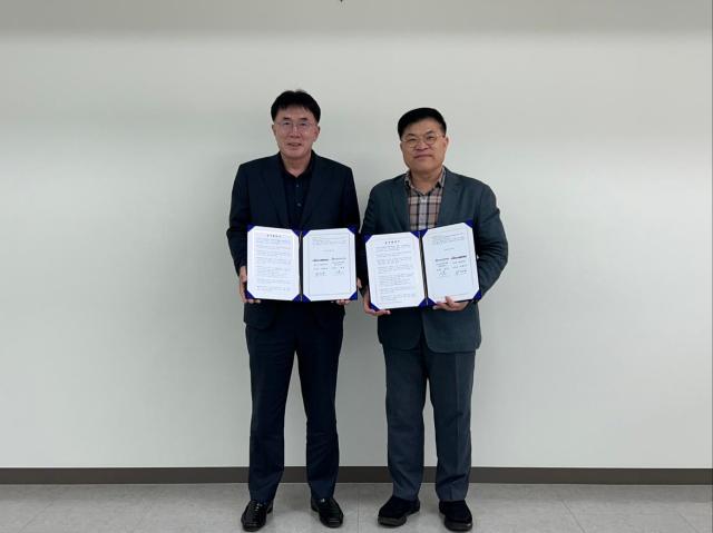 이희수 완주군 시설관리공단 이사장왼쪽과 김인 한국노인인력개발원 전북지역본부장이 업무협약을 체결하고 있다사진완주군