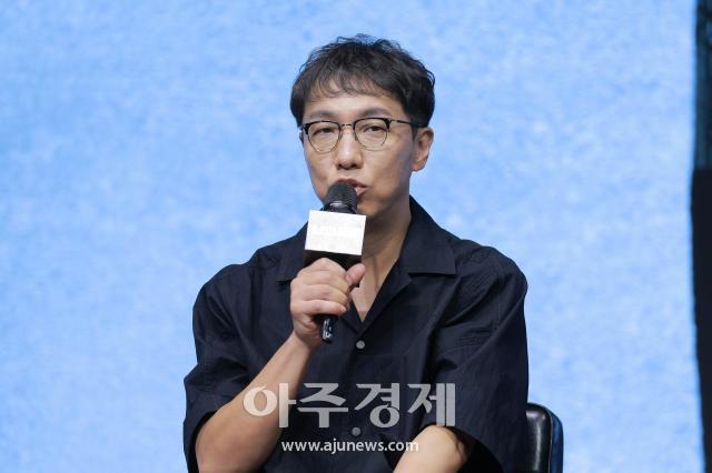 윤종빈 감독이 14일 오전 서울 종로구 JW 메리어트 동대문 스퀘어 서울에서 열린 디즈니+ 오리지널 시리즈 나인 퍼즐 제작발표회에 참석해 인사말을 하고 있다 20250514사진유대길 기자 dbeorlf123ajunewscom