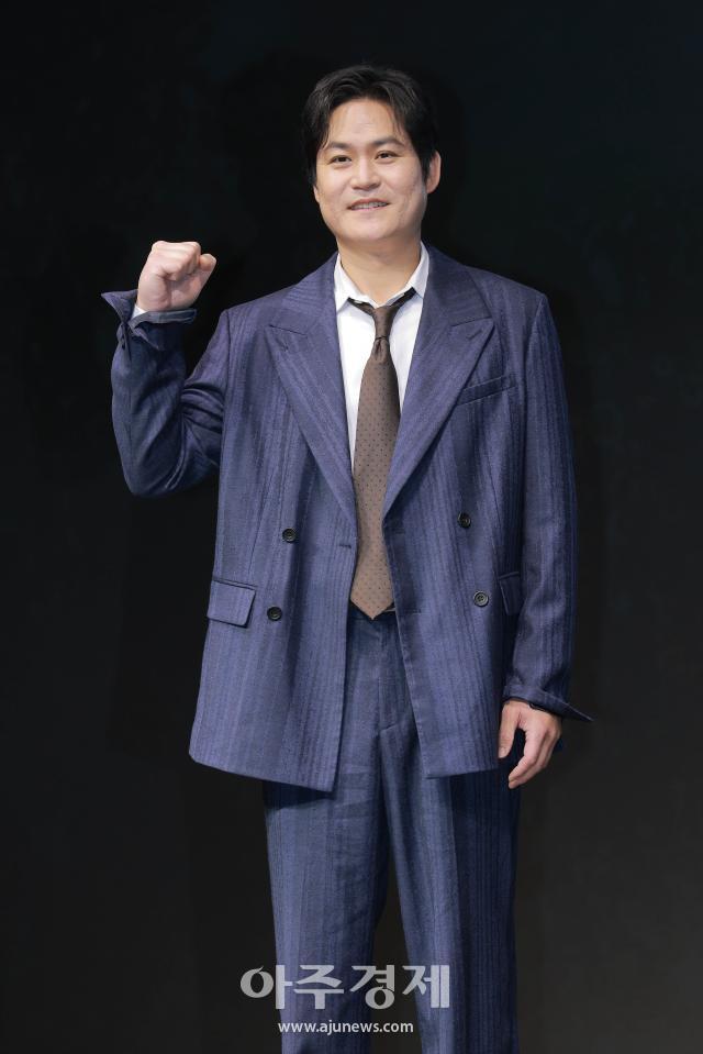 배우 김성균이 14일 오전 서울 종로구 JW 메리어트 동대문 스퀘어 서울에서 열린 디즈니+ 오리지널 시리즈 나인 퍼즐 제작발표회에 참석해 포즈를 취하고 있다 20250514사진유대길 기자 dbeorlf123ajunewscom