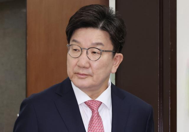 권성동 국민의힘 원내대표가 14일 국회에서 법제사법위원회 관련 긴급회의에 입장하고 있다 사진연합뉴스
