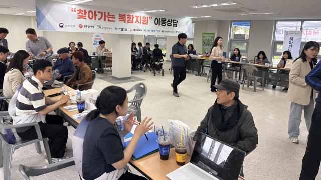 광주시가 생업에 바쁘거나 거동하기 힘든 시민들을 위해 찾아가는 복합지원 서비스를 해 큰 호응을 얻고 있다 사진광주시