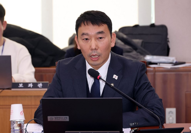 지난해 12월 국회에서 열린 법제사법위원회 전체회의에서 김용민 더불어민주당 의원이 발언하는 모습 사진연합뉴스