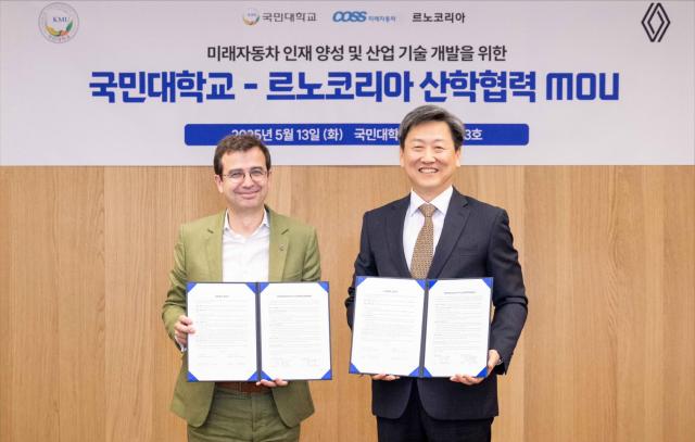 르노코리아가 5월 13일 서울 성북구 국민대학교 본부관에서 국민대학교와의 산학협력 강화를 위한 업무협약MOU을 체결했다 르노코리아 스테판 드블레즈 사장과 국민대학교 정승렬 총장