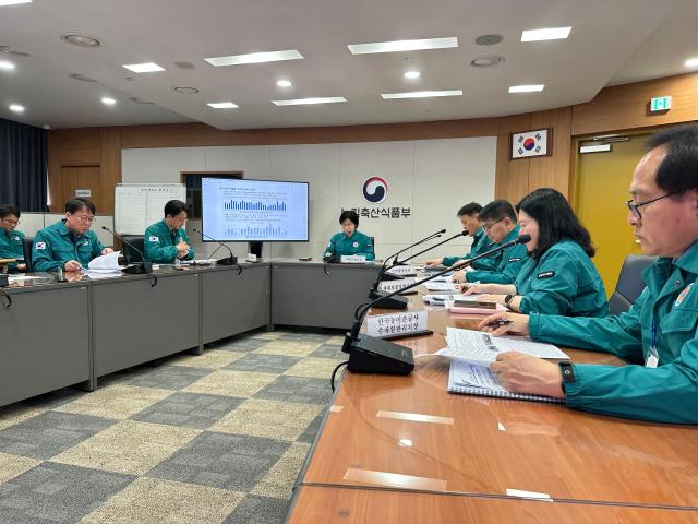농림축산식품부는 14일 농업재해대책상황실에서 태풍 호우 등 여름철 재해에 대비한 농업분야 예방대책 점검회의를 개최했다사진농식품부
