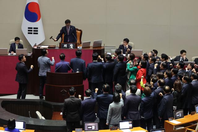 국민의힘 의원들이 1일 국회에서 열린 본회의에서 우원식 국회의장이 최상목 경제부총리 겸 기획재정부 장관 탄핵소추안을 추가 상정하자 항의하고 있다 사진연합뉴스