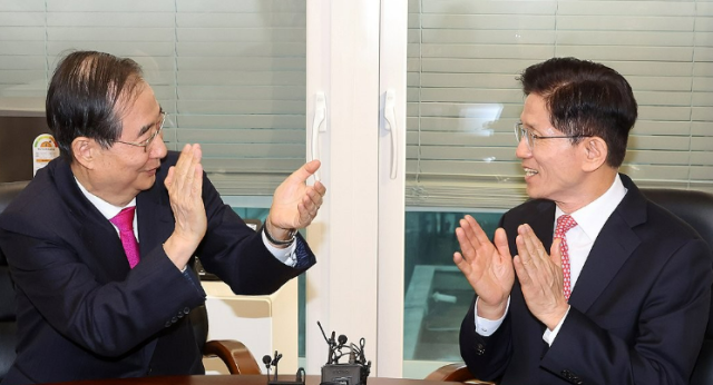 韓悳洙氏、金文洙大統領候補を支持宣言…中道派も合流予定