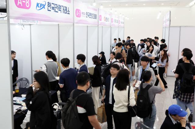 광주 북구 전남대학교 컨벤션홀에서 2025 광주·전남 지역인재 합동 채용설명회가 열리고 있다 사진연합뉴스