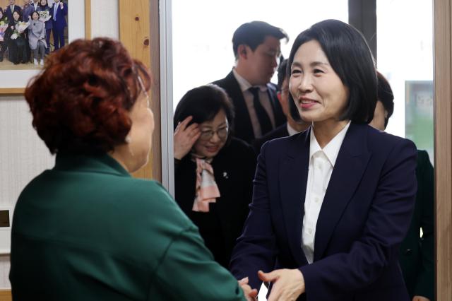 이재명 더불어민주당 대선 후보의 배우자 김혜경 여사가 14일 광주 남구 오월어머니집에서 오월어머니들과 만나 인사를 나누고 있다 사진연합뉴스