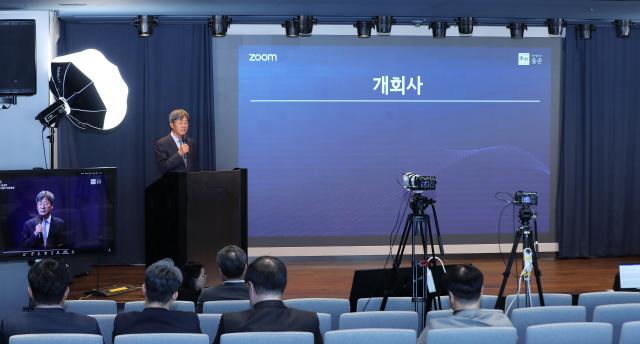 염용표 경영담당 대표변호사가 ‘글로벌 소프트웨어 공급망 관리·규제 동향과 기업의 대응방안’ 웨비나에서 개회사를 하고 있다 사진법무법인 율촌