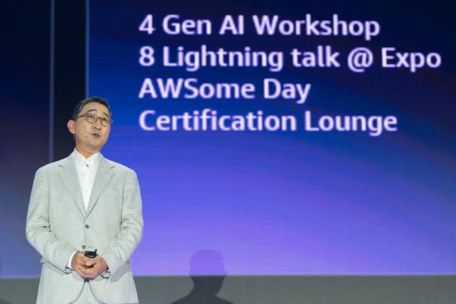 아마존웹서비스AWS가 14일 서울 강남구 코엑스에서 ‘AWS 서밋 서울 2025’를 개최한 가운데 함기호 AWS코리아 대표가 기조연설을 발표하고 있다 사진AWS코리아