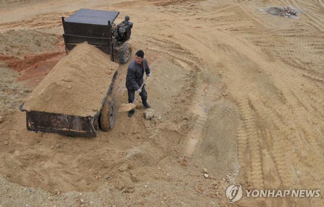 중국 장시성 난청현의 한 희토류 광산에서 일하는 노동자사진연합뉴스