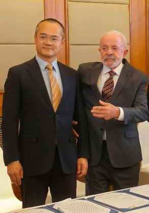 브라질 룰라 대통령오른쪽이 왕싱 메이투안 창업자 겸 최고경영자CEO 왕싱와 만나 투자 계약 체결 사진메이투안