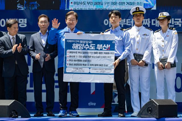 부산을 위한 해양수도 공약에 서명하는 이재명 후보
부산연합뉴스 황광모 기자 더불어민주당 이재명 대선후보가 14일 부산 부산진구 서면에서 열린 유세에서 부산 해양수도를 위한 공약에 서명한 뒤 들어보이고 있다