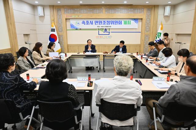 속초시 관계자들이 제2회 민원 조정위원회를 개최하고 있다 사진속초시