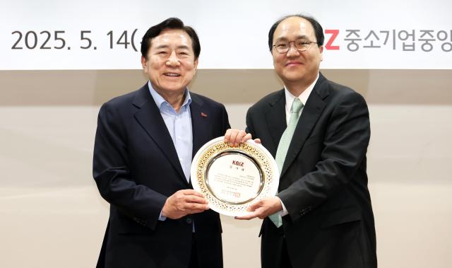 김기문 중기중앙회장왼쪽과 정일 기재부 산업경제과장이 14일 여의도 중소기업중앙회에서 기획재정부 산업경제과 감사패 전달식에서 기념촬영을 하고 있다 사진중소기업중앙회