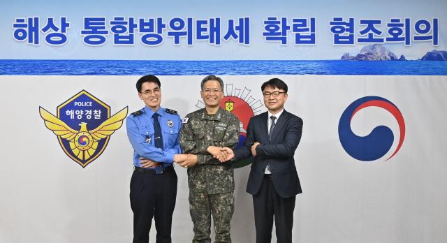 14일 해군1함대사령부에서 개최된 동해 해상 통합방위태세 확립 협조회의에서 참석자들이 기념사진을 촬영하고 있다 왼쪽부터 김성종 동해지방해양경찰청장 곽광섭소장 해군1함대사령관 오성현 동해어업관리단장 사진해군 1함대