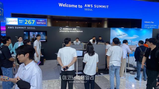 14일 서울 강남구 코엑스에서 열린 AWS 서밋 2025에 참가한 대한항공 부스에 관람객들이 모여들었다사진김지영 기자