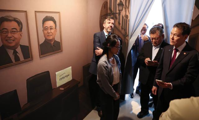 김영호 통일부 장관오른쪽이 지난 2일 서울숲 언더스탠드에비뉴에서 열린 북한인권 전시 프로그램 줌 인 20X를 관람하고 있다 사진통일부