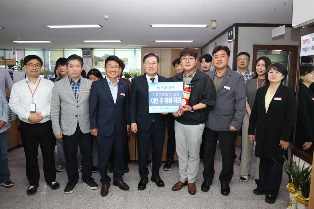 정현구 부군수가 청렴 릴레이 전달식에서 건축과를 찾아 청렴직원으로 선정된 이상휘 주무관에게 청렴 피켓과 소화기를 직접 전달했다사진무안군