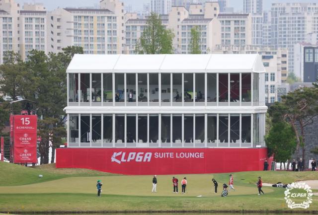 메르세데스-벤츠가 지난 1일부터 4일까지 크리스에프앤씨 제47회 KLPGA 챔피언십에서 출고 고객 전용 스위트 라운지 프로그램을 운영해 고객들이 참가했다사진HS효성더클래스