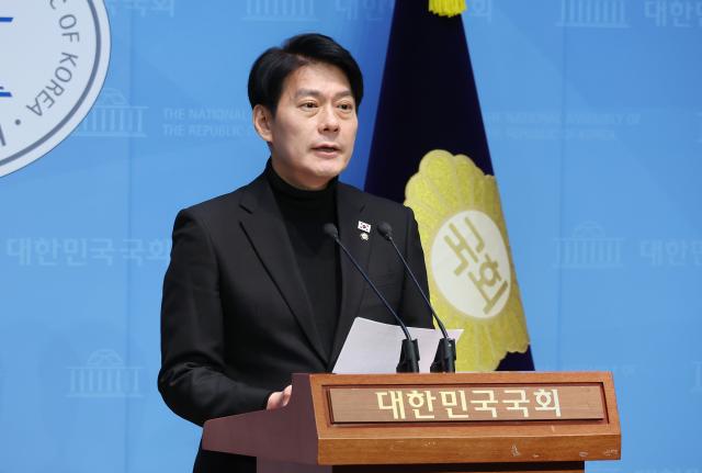 더불어민주당 한민수 대변인이 9일 서울 여의도 국회 소통관에서 국민의힘이 이재명 대표를 겨냥한 전담 특위 신설 방안을 검토하고 있다 또 김용현 전 국방부 장관 변호인이 구속수감 중인 이진우·여인형 접견 등이 확인됐다며 브리핑하고 있다 사진연합뉴스