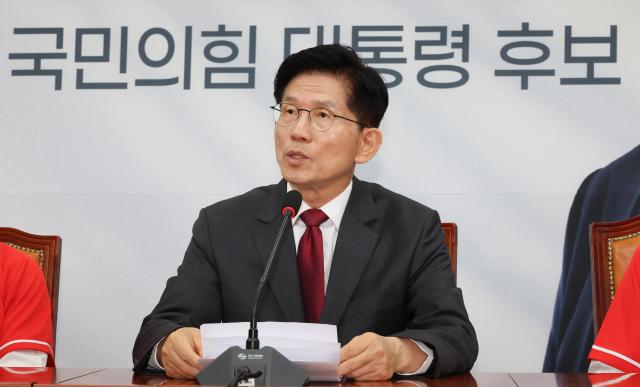 김문수 국민의힘 대선 후보가 15일 서울 여의도 국회에서 열린 중앙선거대책위원회 회의를 마친 후 긴급 기자회견을 하고 있다 사진연합뉴스