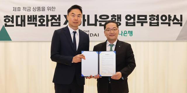하나은행과 현대백화점은 지난 14일 서울시 강남구 소재 현대백화점 본사에서 업무협약을 체결하고 매월 풍성한 혜택을 제공하는 더현대하나더 적금 가입 이벤트를 실시한다고 밝혔다 이날 협약식에 참석한 이호성 하나은행장오른쪽과 정지영 현대백화점 사장이 기념 촬영을 하고 있다 사진하나은행