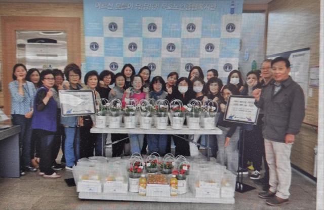 묵호노인종합복지관에서 고독사 예방사업 참여 어르신께 카네이션 화분·롤케이크을 전달하고 있다 사진묵호노인종합복지관