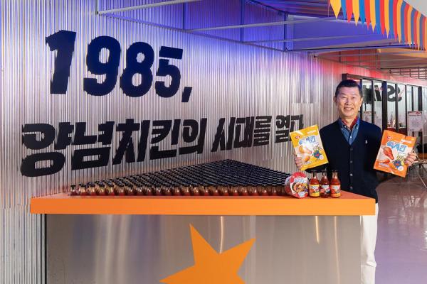 김홍국 하림그룹 회장이 15일 서울 성수동에서 열린 장하다 하림 맥시칸 브랜드 론칭 행사에서 신제품들을 선보이고 있다
사진하림