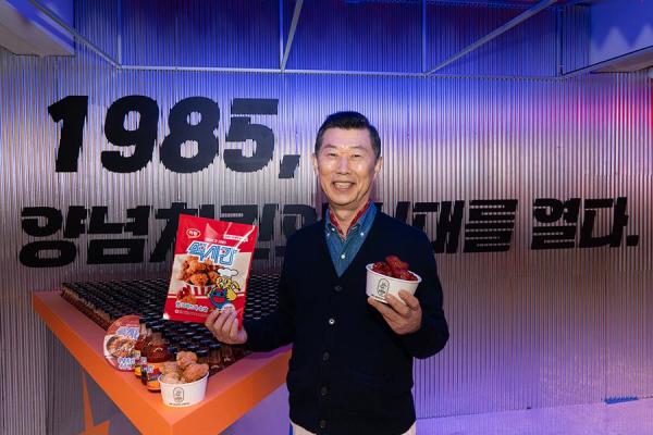 김홍국 하림그룹 회장이 15일 서울 성수동에서 열린 장하다 하림 맥시칸 브랜드 론칭 행사에서 신제품들을 선보이고 있다 사진하림