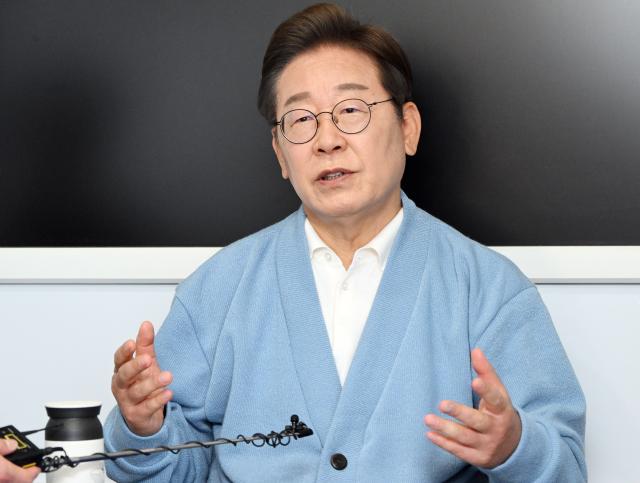 더불어민주당 이재명 대선 후보가 15일 경남 하동군 화개장터를 방문 대형버스 안에 마련된 방송스튜디오에서 유튜브 라이브 방송을 마친 후 취재진과 인터뷰하고 있다사진연합뉴스