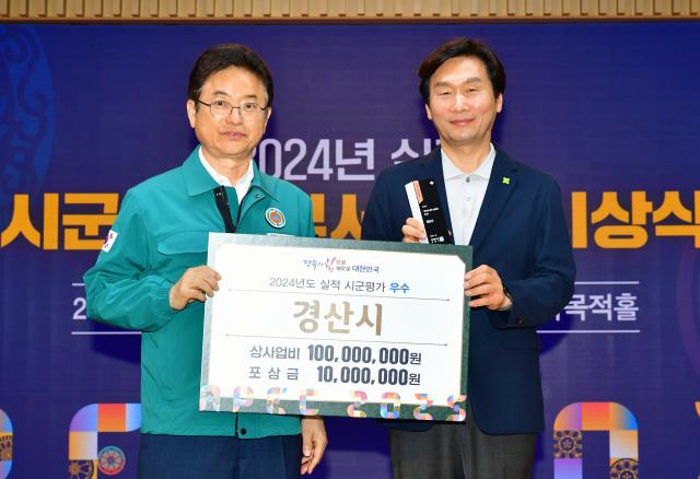 조현일 경산시장오른쪽이 경산시의 경상북도 시군평가 우수상을 수상 하고 이철우 경북 도지사와 기념촬영 하고 있다 사진경산시