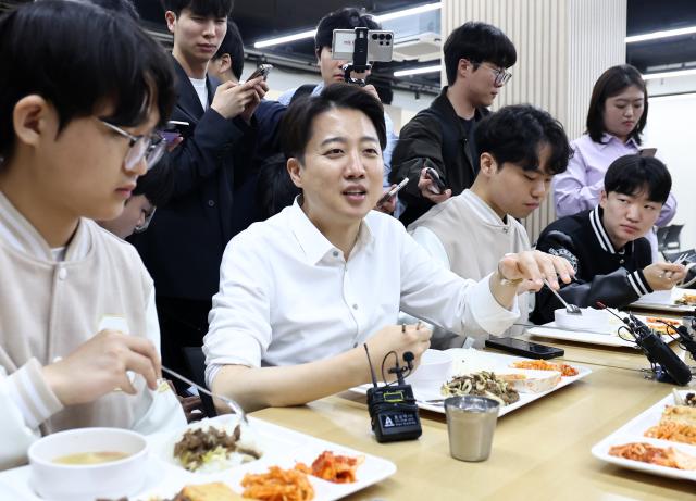 이준석 개혁신당 대선 후보가 15일 서울교육대학교에서 진행한 학식먹자 이준석 행사에서 학생들과 점심을 먹으며 대화를 나누고 있다 사진연합뉴스