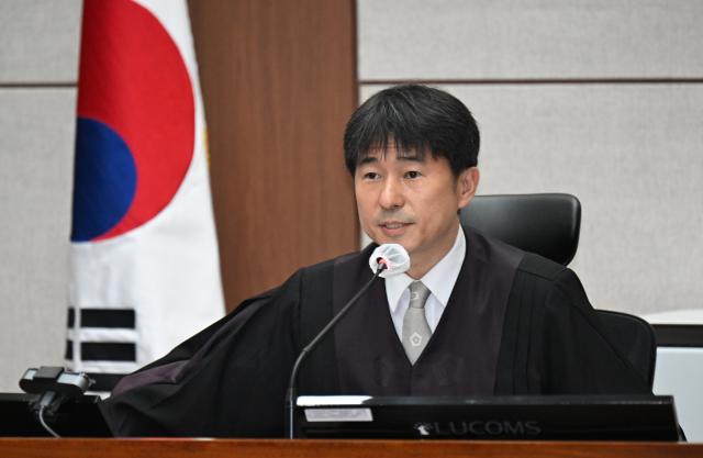 지귀연 부장판사가 21일 서울 서초구 서울중앙지법에서 열린 윤석열 전 대통령 내란 우두머리 혐의 형사재판 2차 공판에서 취재진들의 퇴장을 명령하고 있다 사진연합뉴스
