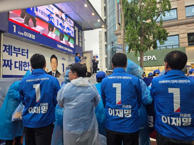 이재명 더불어민주당 대선 후보 유세단이 15일 전남 순천시 연항동 패션의거리에서 환호를 하고 있다 사진신진영 기자
