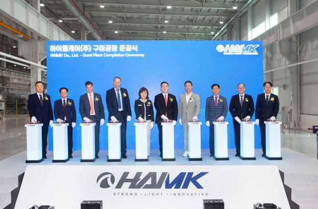15일 오후 구미 국가 산업단지에서 진행된 LS머트리얼즈 모빌리티용 알루미늄 부품 공장을 준공했다 왼쪽 네 번 째부터 롭 반 길스 HAI CEO 양금희 경상북도 경제부지사 구본규 LS전선 대표이사 김장호 구미시장 사진LS머트리얼즈