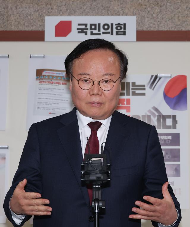 김문수 국민의힘 대선 후보 측의 김재원 비서실장이 지난 10일 국회에서 재개된 국민의힘 김문수 대선 후보와 한덕수 전 후보 간의 단일화 협상이 결렬된 뒤 취재진 질문에 답하고 있다 사진연합뉴스