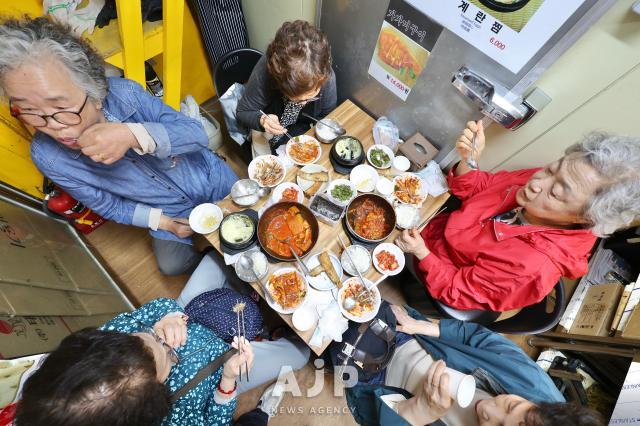 Customers eat hairtail fish stew at the Hairtail Alley in Namdaemun Market Seoul on May 12 2025 AJP Han Jun-gu